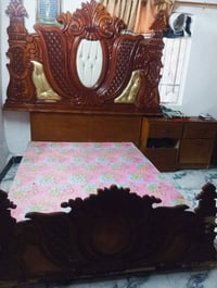 ميز تواليت • تخت • جانب أيمن
