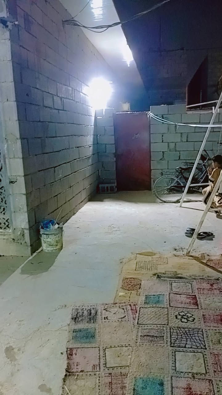 بيت زراعي بحي الاندلس 
مساحته ٢٥٠ غرفتين وديوان ومطبخ وحديقه وحمامات داخليه وخارجيه وباقي من القطعه  تكدر تسوي غرف او بيت ثاني كهرباء زينه ماء خطين البيت سندويش والحمامات الخارجيه مسلح مع انتنات فوق البيبان السعر ٣٥ وبي مجال للاستفسار *********** مكلفه بالنشر
