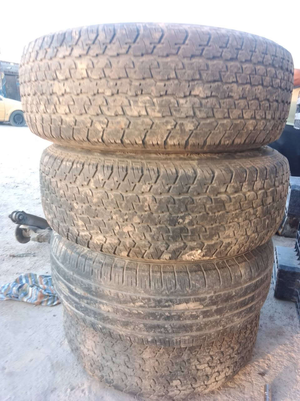 سلاام عليكم 4 تايرات نص عمر  و4 وياله 6برغي هن وتايراتهن هذا رقمي *********** مكاني الناصريه قضاء النصر
