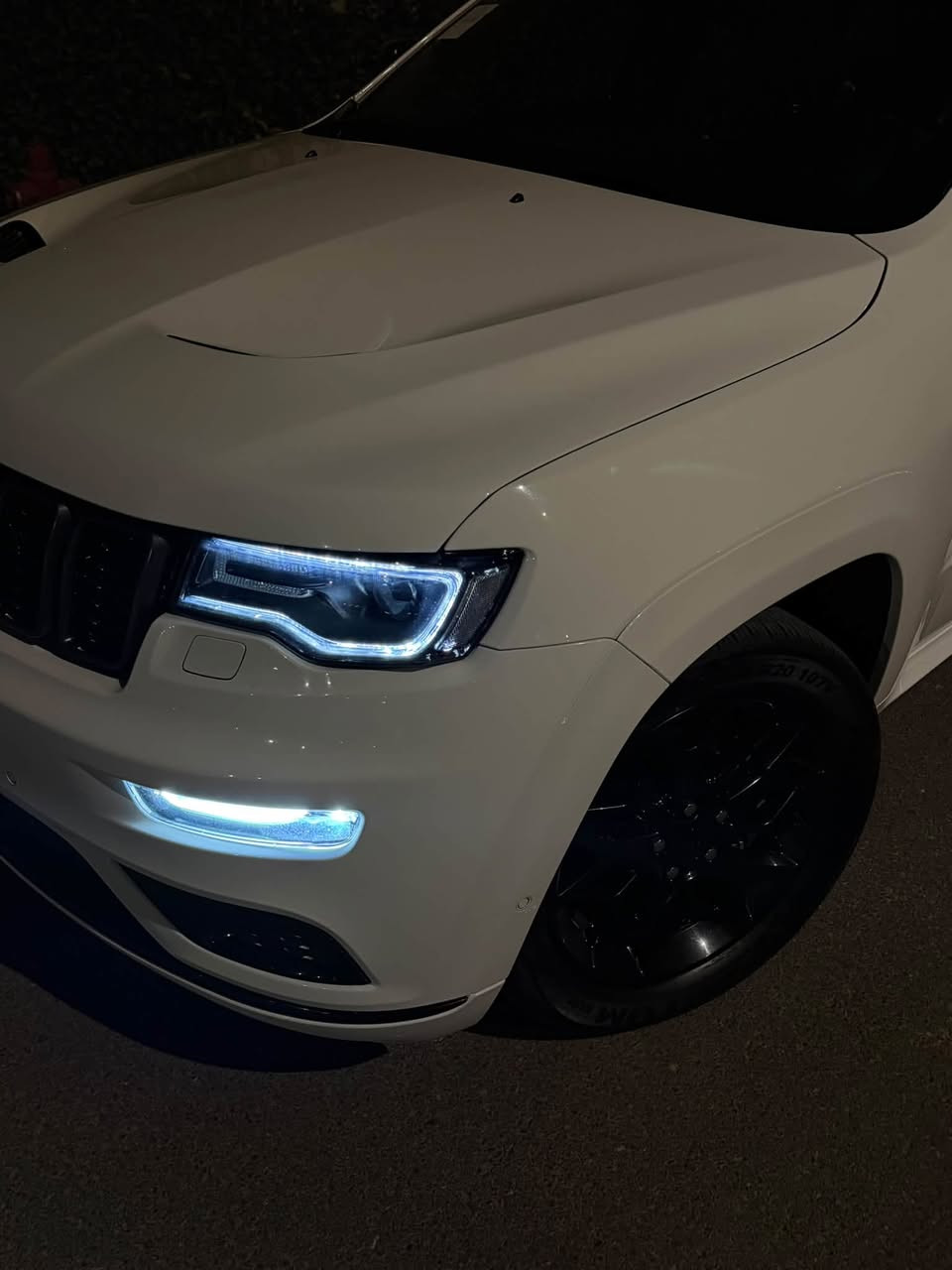 JeeP S 2022 ام الرادار وكالة هارلم
العداد : 49.000
المحرك : V6.  3.6L 
المواصفات :
سقف بانوراما .
شاشه كبيرة .
كاميرا خلفية دوارة .
بصمة - تشغيل عن بعد .
الصندوق الخلفي كهربائي .
المقاعدالأمامية كهربائي-خزن ميموري.
المقاعد الأمامية تدفئة .
مقود السائق هيتر .
رادار 360درجة .
حساسات 360درجة .
وبعد هوايي مواصفات مامذكورة...

ملاحظة : سيارة كفالة عامة جديدة
المكان اربيل
للاسفسار :
***********
***********
