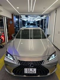 للبيع فقط بدون مراوس Lexus ES 300 h 2024 هايبرد  السيارة فول مواصفات ١...