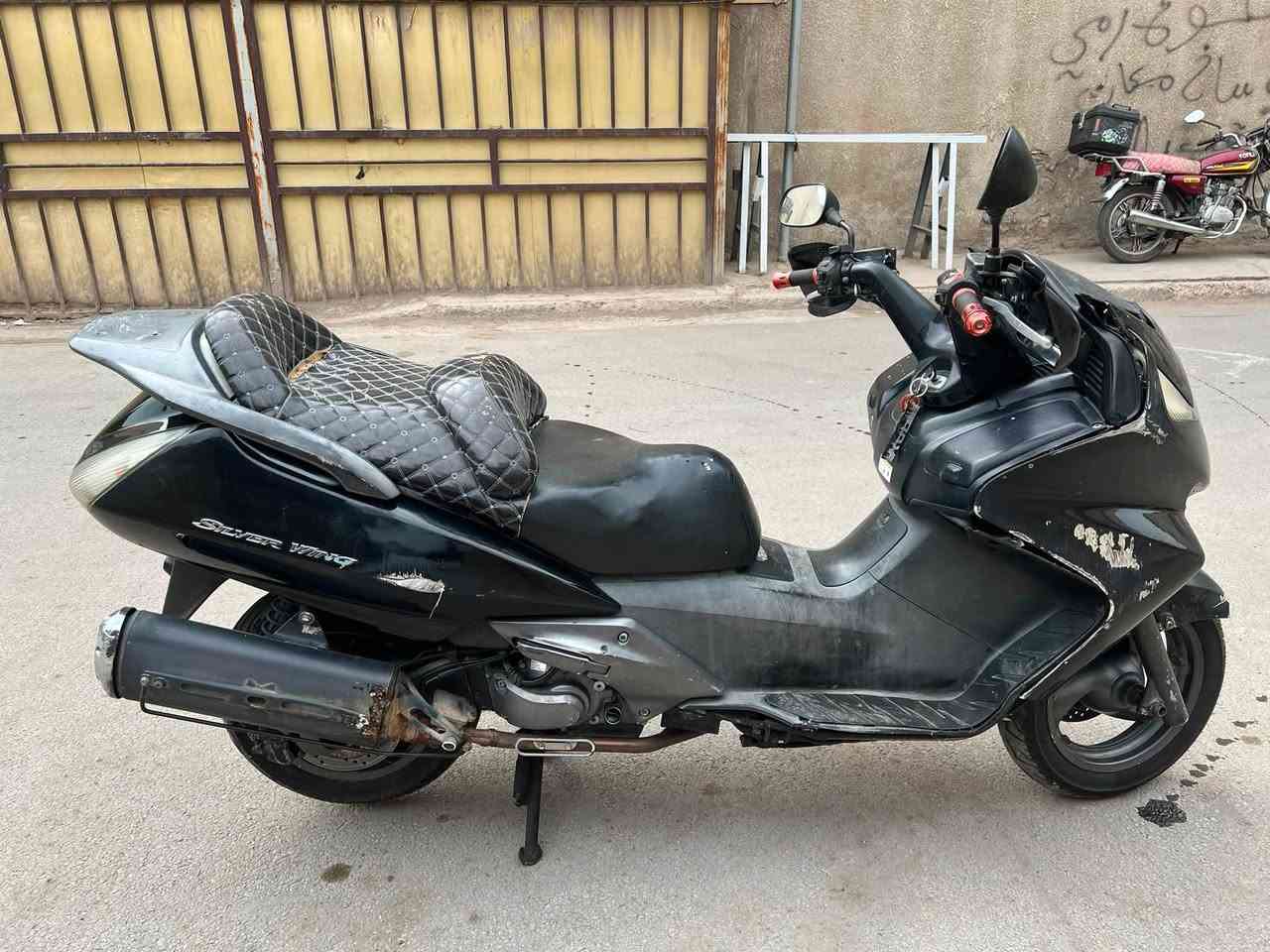 السلام عليكم للبيع سلفر ونج مكينه400   مكينته مكفوله دراجه كهربائيات كله شغاله دراجه يرادله بجم او ترتيب للبجم ويرادله جاملغ امامي وترايش الجوه دراجه شغاله ومكينه مكفوله  سعره 950 الف وبيه مجال مكان بغداد الدوره شارع 60 رقم ‭***********
