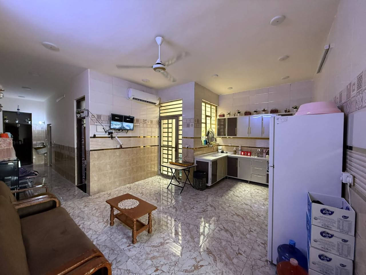 السلام عليكم اعلان اعلان اعلان 
🏠 بيت للبيع في موقع مميز –المدائن خلف اعداديه التجاره للبنات كل خدمات متوفره
تبليط كهرباء ماء ارصفه مجاري 
 * المساحة: 142 متر مربع (الواجهة 6.5 م × النزال 22 م).
 * السند: طابو ملك صرف (ملكية تامة).
 * البناء: طابق واحد.
تفاصيل البيت:
 * غرفتان نوم + استقبال + مطبخ.
 * حمامات عدد 2.
 * حديقة منزلية.
 * أرض إضافية مقابله بمساحة 150 متر مربع مزروعة وتحتوي على بئر ماء.
السعر المطلوب ١٤٩ مليون 
📞 للاستفسار والتواصل:
[*********** واتساب موجود ابو جبل ]
