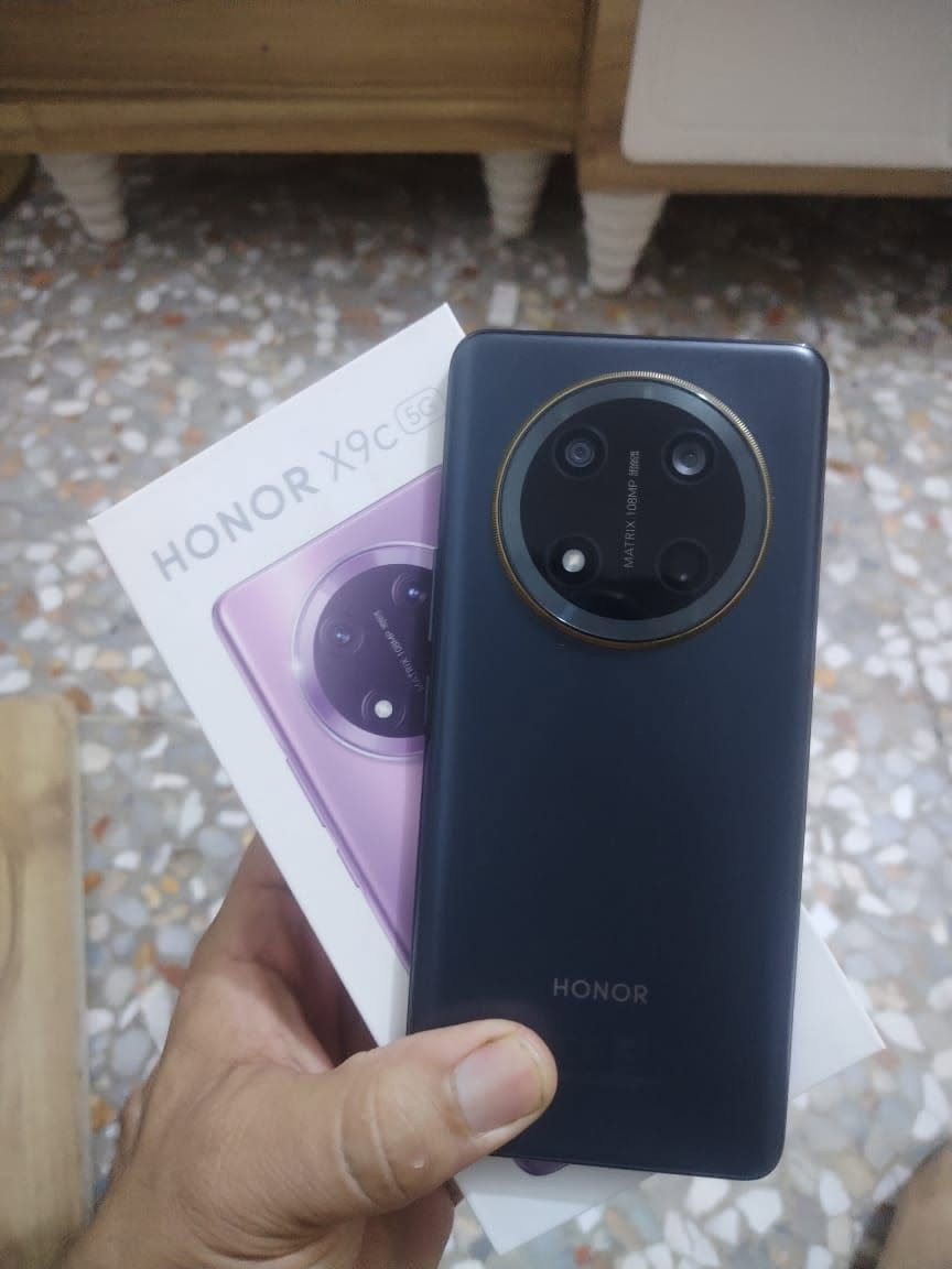 هونر X9C مستعمل شهرين غراض كاملة ب 350 
مكاني حلة ***********

نص مكتوب في الصور:
- حول الهاتف
- اسم الجهاز
- HONOR X9c
- المعالج المركزى
- Snapdragon 6 Gen 1
- ذاكرة الوصول العشوائى
- ١٢ غيغابايت
- ١٢+ غيغابايت Honor RAM Turbo
- بطارية السيليكون والكربون
- mAh 6600
- شاشة بتقنية حماية البصر من
- Honor
- ٢٧٠٠ x ١٢٢٤
- وحدة التخزين الداخلية
- المساحة الفارغة ٢١٩,٣٢
- غيغابايت
- الإجمالي ٢٥٦ غيغابايت
- الموديل
- BRP-NX1
- رقم الإصدار
- 10.0.0.166(C185E6R6P1)
- GPU Turbo
- إصدار MagicOS
- 10.0
- إصدار الأندرويد
- 16
- منصة محرك الأداء
- محرك X Turbo