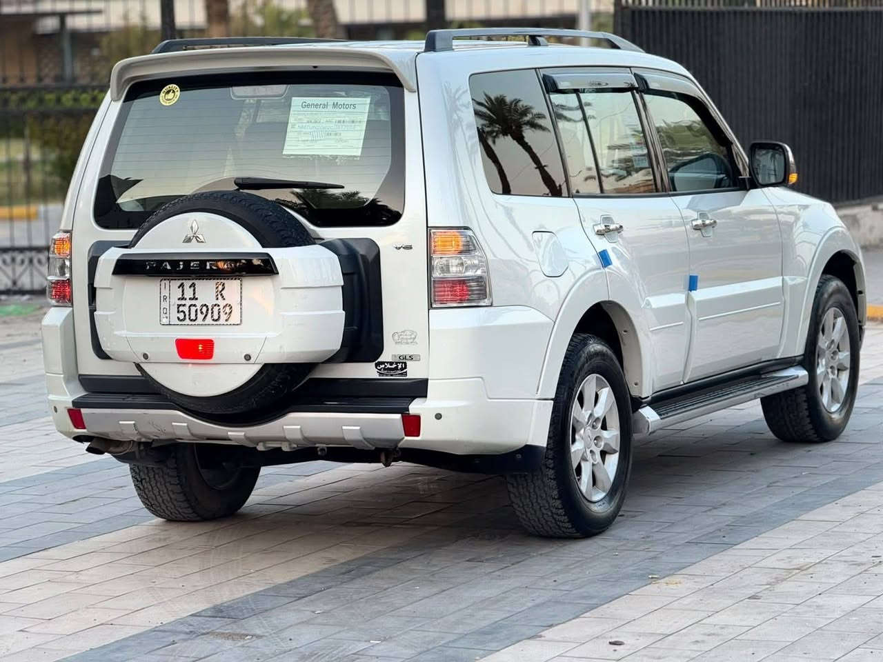 باجيرو 2013  حبتور فول مواصفات لون ابيض صدفي حجم المحرك 3500 رقم  بغداد دولي بدون حادث  سيارة  مكفوله كفاله عامه سياره كلين عله واضع الشركه معروفه خليجي السياره جديده مال جناي فورويل نضام دفلوك كشنات كهربائي اشارة بل مري شفط تحكم ستيرن مسجل بلادي اصليه فتحه تبريد ثلاث قطع حساسات خلفيه زاد ثلاجه تخم تاير كير مكينه حداديه خير من الله سياره جديده لوك محرك 6السعر145 اتصل وبيك خيروتدل ***********مكان السياره بغداد
