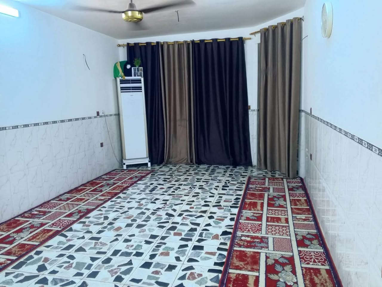 بسم الله الرحمن الرحيم 
دار زراعي للبيع في حي طارق شارع القديم في شارع معمل الغاز المساحه ٢٠٠متر
يتكون الدار 
استقبال و مطبخ و صالة وصحيات 
داخلية وخارجية 
غرف نوم عدد٢
للاستفسار     ***********
