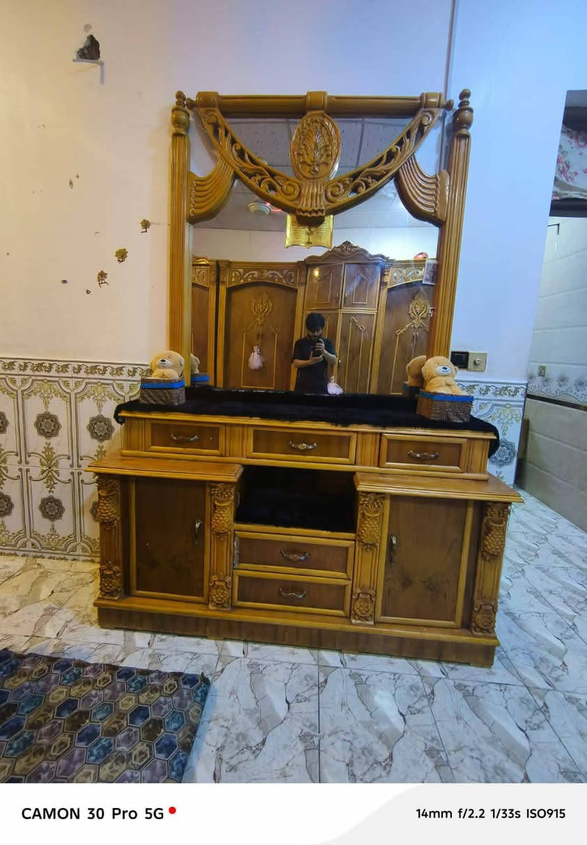 غرفة صاج عراقي 
نوع الخشب زان مصري ثقيل
الغرفة مسويها ب3ونص نظيفة 
أريدها ب2ونص 
***********
