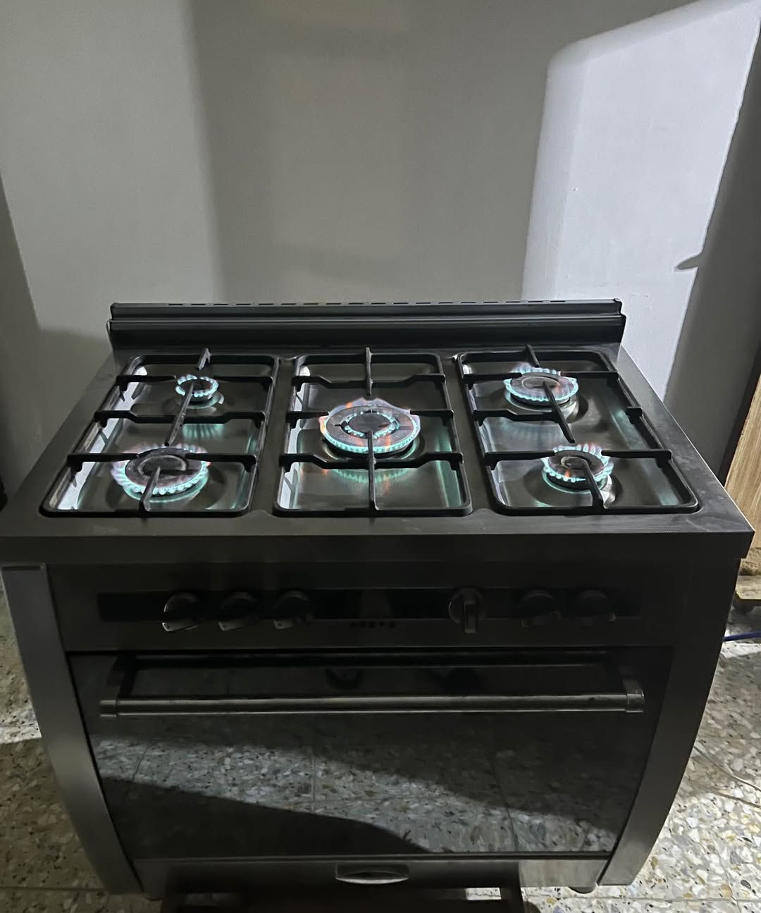 طباخ نضيف شغال كله وعلى الفحص الجداحه شغاله وكلوب الفرن شغال سعره 200 وبيه مجال المكان نهايه الشعله منطقه الدهله *********** بغداد, العراق
