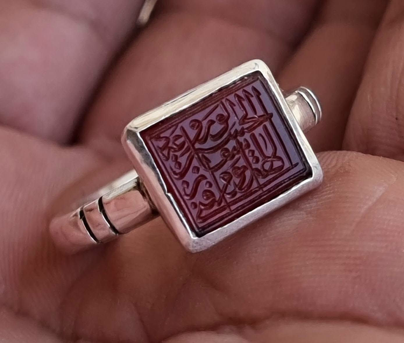 عقيق يماني  احمر مخطوط خط يدوي 
🔥‏اللهم ارزقني شفاعة الحسين يوم الورود 🔥 
بصياغه يدويه ثقيله للبيع مكاني بغداد يوجد توصيل إلى جميع المحافظات للبيع فقط فقط أحبتي الغوالي ما اراوس بس ابيع 
***********
