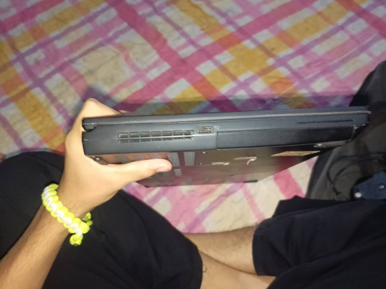 إعلان بيع لابتوب Lenovo P70
💻 لابتوب Lenovo P70
تفاصيل الجهاز والحالة:
 * الموديل: Lenovo P70
 * الرام (RAM): 16 جيجابايت
 * الذاكرة / التخزين: 512 جيجابايت
*  يجي ويا شاحن اصلي شركة 
وماوس لاصلي 
* الحالة: الجهاز شغال وأداؤه ممتاز جداً للمهام الثقيلة والشغل القوي.
 * البطارية: تعبانة (يحتاج استخدام على الشاحن أو تبديل البطارية).
سبب البيع:  ماعدي نت واريد اسافر 
الجهاز استخدام شخصي يفيد بل برمجة وبل مونتاج وبل شغل ولجهاز كلش كلش قوي لو ما اريد اسافر جان مبعتة شاشتة جبيرة اكبر حجم بلابتوبات ولابتوب نضيف كلش 
💰 السعر:
 * بحالته الحالية (البطارية تعبانة): 350 ألف دينار
 * مع تبديل البطارية بجديدة: 400 ألف دينار
📞 للتواصل والاستفسار:
 * الرقم / الواتساب: [***********]
 * المكان: [ بغداد / السيدية ]
