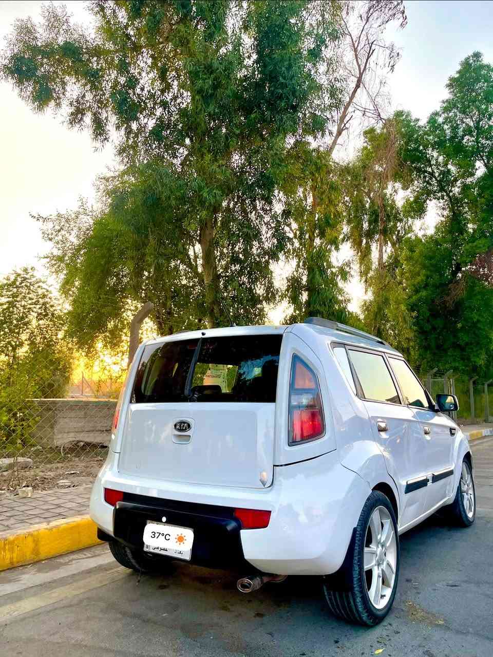 كيا صول امريكي موديل 2010 
حادثها جاملغ وباب بيها قطع صبغ ابيع حزام 
مكينه 2000 دوش 
كير AT
ماشيه ١٦٠ 
كير مكينه خير من الله 
فول مواصفات 
سلايت فتحه 
كشنات هيتر 
حساسات خلفيه 
فول تحكم ستيرن 
دمام بالدشبول 
لايت و بلوجكتور زنون 
لدات داخليه بالسماعات 
ويل كب كبير 
السعر بلاش وبالعافيه ٦٩ ورقه قفل 
السياره كلشي مناقصها 
تايرات و صدر ودسكات وباتري وتبريد كله جديد 
رقم بغداد مشروع وطني بسمي 
مكاني بغداد ***********

نص مكتوب في الصور:
- 37°C