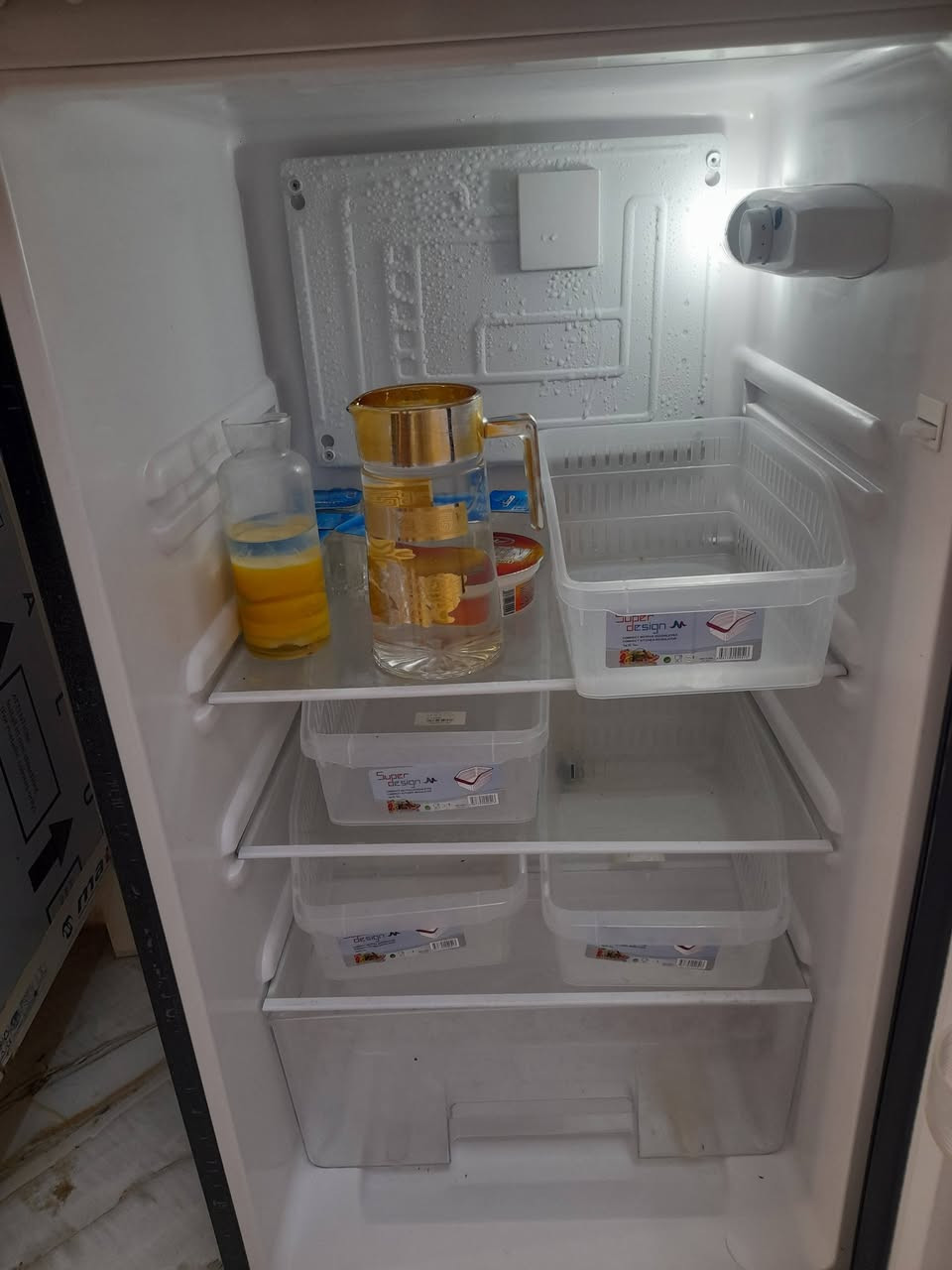 ثلاجه جديده حيل نضيفه اي شخط مابيه اخوت الجديده الحجم ١٥ قدم الطول ١٤٠ والعرض ٥٥ والعمق ٥٥ الدوره ابودشير السعر ٢٥٠   ***********
