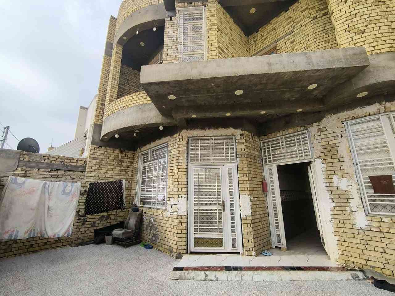 بيت للبيع في شطره منطقه حي الامام المهدي 
بيت مساحه 200م يتكون من طابقين  الطابق الاول يحتوي على استقبال وصاله ومطبخ وغرفتين وحمام عدد 2 ومنور والطابق الثاني يحتوي على صاله و٤ غرف وحمام 
تفاصيل السعر على الرقم  
***********
