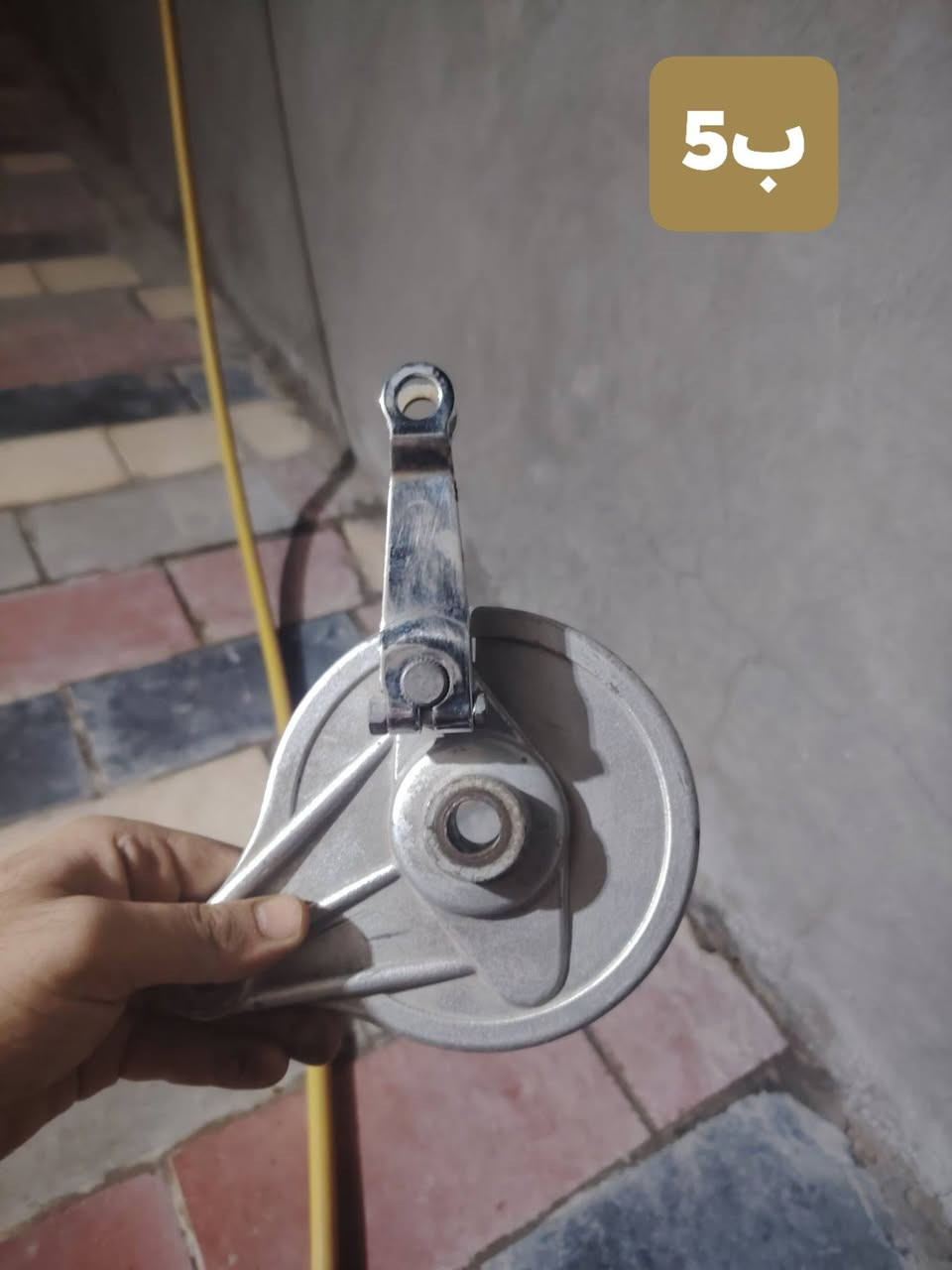 كابريتات عدد 3 شغالات علفحص 
طبلات عدد 2 هنه وبنزاتهن شغالات
ام بي ثري وسماعاته شغال علفحص
سعر خاص مكاني كوفه شارع سياحي 
***********

نص مكتوب في الصور:
- 8 ب
- ب 8
- 8ب
- ب5