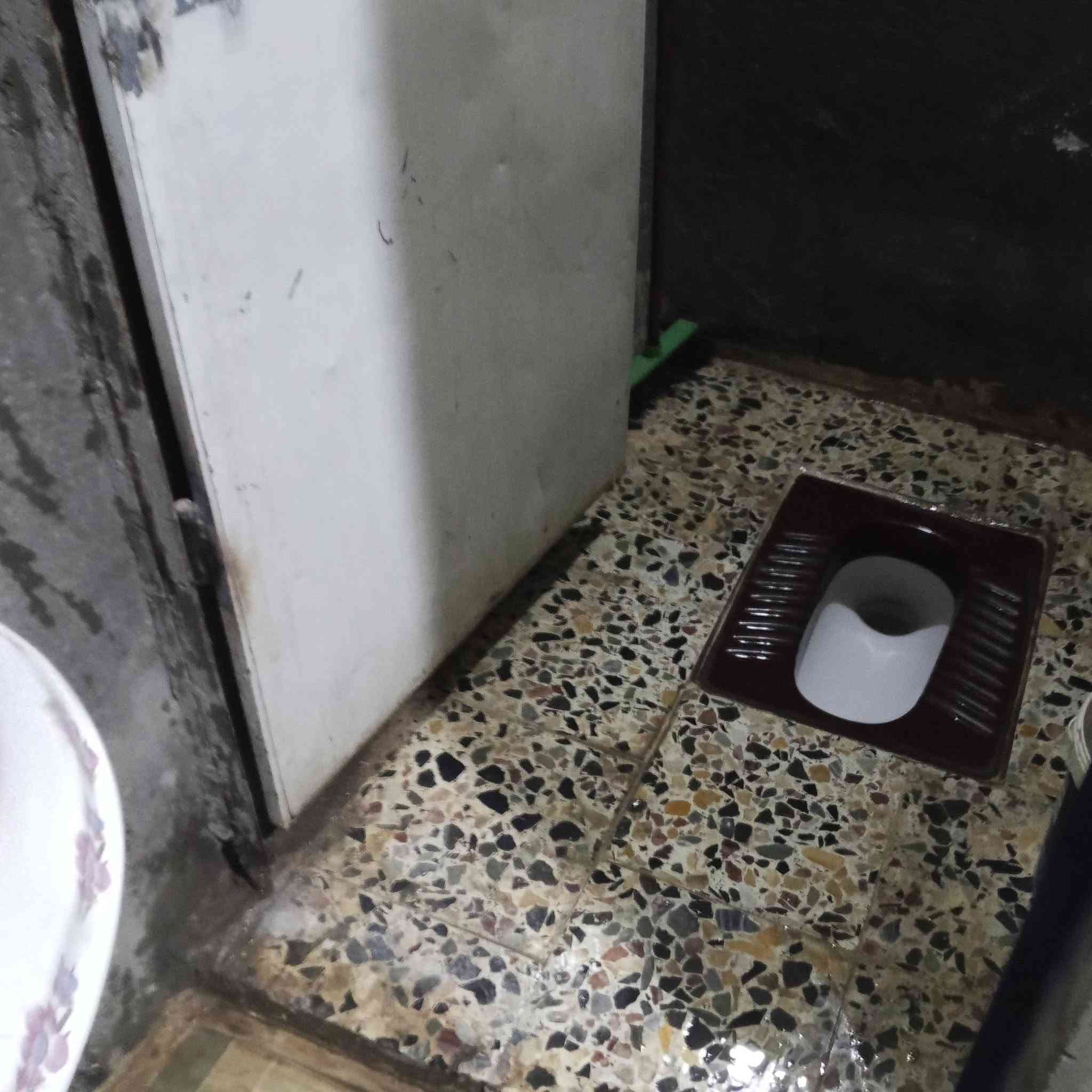 بسم الله .للبيع بيت ميه متر.وجه 5نزال20.يحتوي على استقبال وحولي ومطبخ حار و3غرف نوم و3حمامات وصحيات خارجيه .البيت بناء حديث عالي عن الشارع .بناء2023 . منطقة ال12 قرب مصور النرجس للستفسار واتساب ***********
