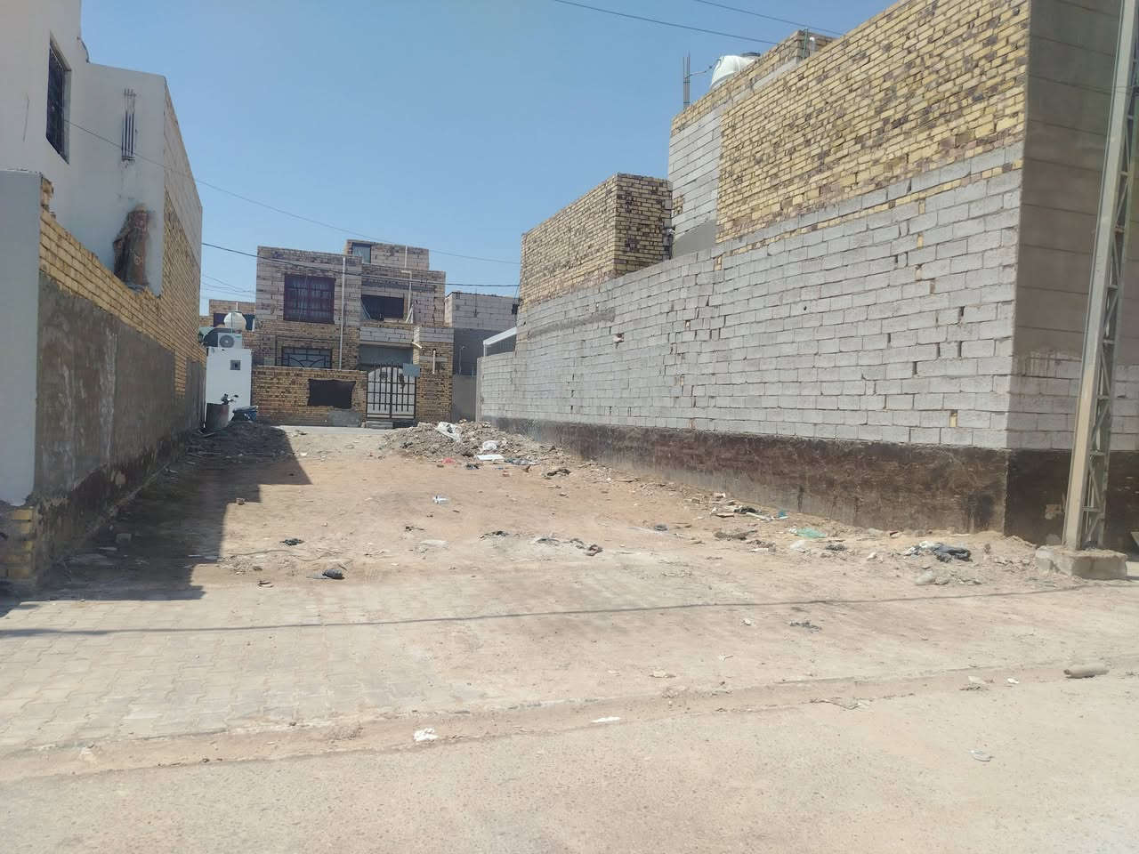 بسم الله عرصه للبيع بحي الأمين للبيع قرب ملعب الشهيد جمال ثالث عرصه عن ملعب مساحه 160 موقع مميز وخدمات فول الاتصال ***********
