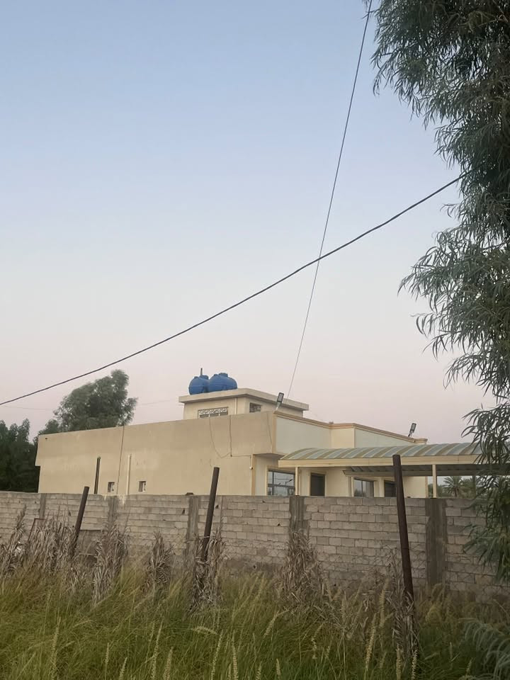 لسلام عليكم بيت 🏠 البيع في منطقة الجلاعطه البيت مساحته 330م واجهه 11 نزال 30بناء طابوك  البيت يحتوي طابق واحد فقط  غرفتين نوم  وصحيت ومطبخ وستقبال وصحيت وحديقة وكراج  متوفر كهرباء وماءيبعد عن شارع العام 800متر  استفسار على رقم *********** واتساب فقط ؟؟
