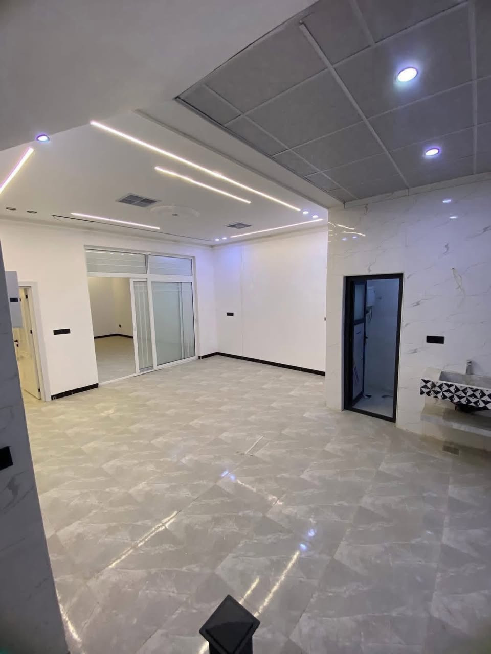 السلام عليكم للبيع دارين تونات في تكريت الديوم 🪐 
حي التصنيع مساحه150متر 7.5م في 20م شارع 12م📏
بالبدايه ثالث فرع من شارع 60 الرئيسي بنص البناء🏘️
والسكن خدمات مي وكهرباء خارطه واسعه ومميزه🏗️
واجهيه مرمر طبيعي والسقف سحب مغربي والدار🏚️
نظام دكتات بالكامل السطح شتاكر شغل جناي شرط👌🏾 
الطابق الأول: غرف نوم 2 واستقبال وصاله واسعه ☑️
ومطبخ واسع حار وبارد وحمام و 2 مجموعه صحيه⛲️
الطابق الثاني: غرف نوم 3 وحده نظام سويت وصاله🛖 واسعه وحمام و 1 مجموعه صحيه⛲️البيوت شغل🏗️
جناي وخارطتهن فول متعوب عليها أسعارهن مناسبه💰
وبيهن مجال مع صاحبهن للأستفسار أكثر مراسله📲 الخاص أو مراسله الواتساب أو الاتصال بالرقم☎️
وحياكم الله وكل الهلا ***********📞📞
