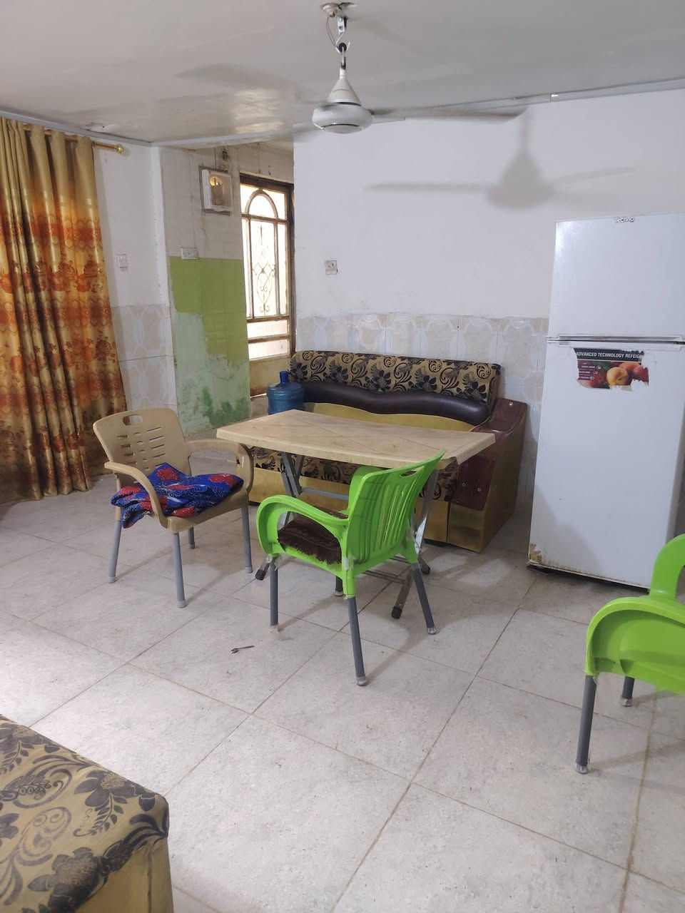 السلام عليكم بيت طابو صرف مساحته 158 متر يحتوي على طابقين الطابق الأول يحتوي ع هول استقبال اثنين غرف نوم بالاضافه مجمعات صحيه الطابق الثاني يحتوي على غرفتين مع فاصل ع الشارع غرفه وهول وصحيات مثل شقه 
مكان نادر الثالثه قريب مدرسه غزه أو خلف جامع أبو الفضل للاستفسار أكثر الاتصال برقم ***********
