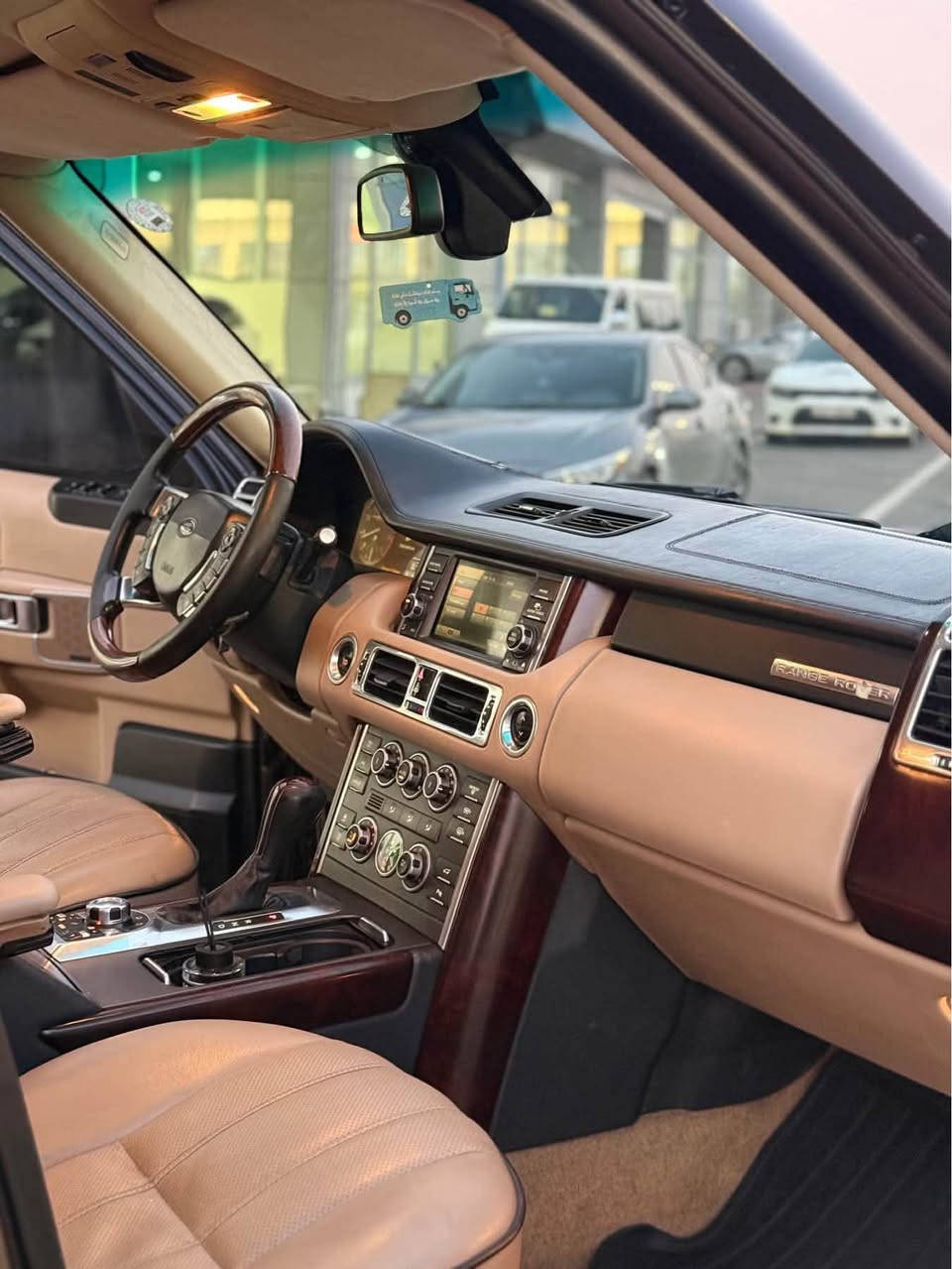 للبيع او مراوس حسب القناعة
رانج روفر ROVER - VOGUE -  2010

اللون :- ذهبي
المحرك :- V8  سوبر جارج 
العداد :- 211.000KM الف حقيقي 
المواصفات فول فول 
:- بصمة 
:- سلايد 
:- 5 كامرات  
:- رادار جانبي 
:- جكات  
:- مري شفط كهربائي  
:- فور ويل 4✖️4 ( دبل اكسل ) 
:- ستيرن تدفئة 
:- كشنات جلد كريمي  
:- الكشنات تدفئه و تبريد
:- لايتات زينون 
:- حساسات
:- سماعات HARMAN/KARDON 
وبعد بيها المواصفات المعروفة 
السيارة جاهزة وبشرط الكير والمحرك والحدادية والكهربائيات 
رقم اربيل تحويل بشرط 
مكان السيارة :- صلاح الدين - الشرقاط 

🚩 السياره بيها قطعتين كلير جهة السايق 
وجاملغ خلفي نص معجون 🚩

السعر : 145$  بيها مجال بسيط🚩 

للاستفسار اتصل :-   ***********
