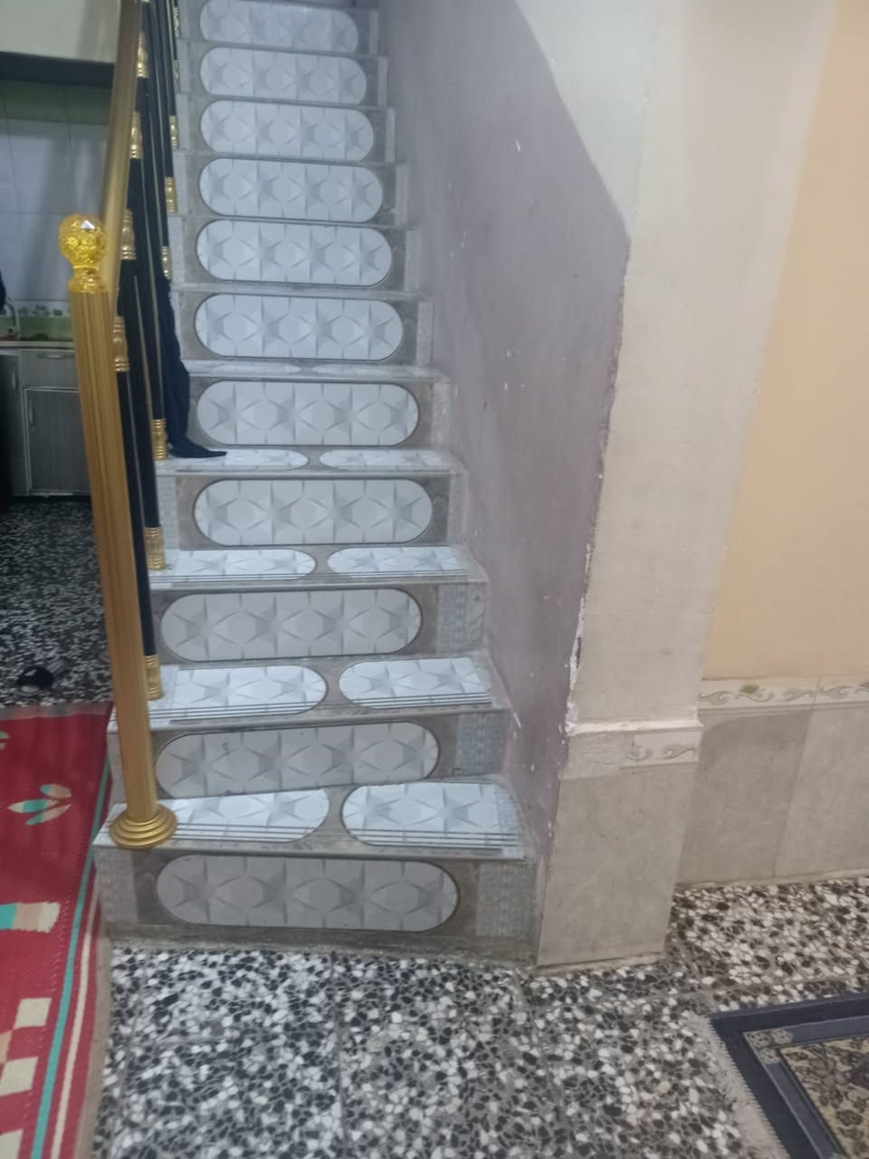 بيت للبيع مساحه 200 متر ركن الوجه 20 بناء 2014 اعكاده طابقين العنوان اريدو قربه مدرسه ذنون تفاصيل البيت طابق الاول يحتوي على ثلاث غرف وصاله  ومطبخ واستقبال صحيات داخليه وخارجيه الطابق الثاني ثلاث غرف وصاله سعر 215 مع المجال التواصل ***********

