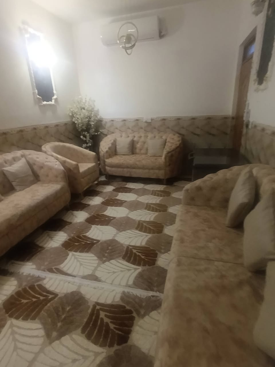 السلام عليكم تخم للبيع نجاره عراقيه درجه أولى نظيف جدآ مابي أي ضرر عدد المقاعد 10 السعر 600 ألف 
***********
