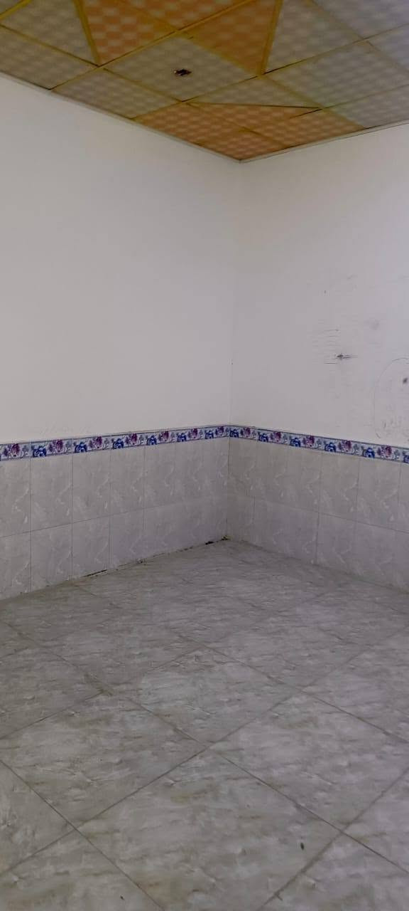 ‏بيت للبيع مساحته ١٠٠ طابق ونص غرفتين وصالتين واستقبال ومطبخ و ثلاث صحيات حي الوفاء مقابل الهندية منطقه الأربعين شارع عشره سعره ١٣٥ وبين مجال وحاليا ماجر ٣٥٠ 
‏للاستفسار مكتب بركات ام البنين ***********
‏
