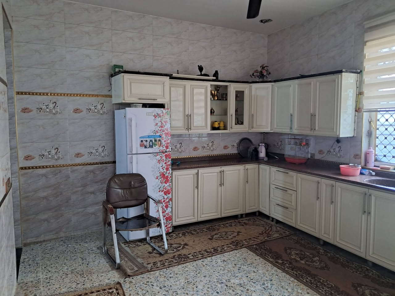 ​🏡 دار للبيع بمواصفات ممتازة ومساحة واسعة 🏡
التفاصيل العامة:
​📐 المساحة: 200 متر مربع.
​📏 الواجهة: 11 متر.
​🏗️ البناء: طابقين متكاملين.
​📍 تفاصيل التقسيم الداخلي:
​🚗 الطابق الأول (الارضي):
​طرمة خارجية كبيرة: تسع لسيارة وتكتك
​خدمات خارجية: تواليت وحمام مستقل في الطرمة.
​الاستقبال: ضخمة ومريحة (أبعاد: 6m × 5m).
​المطبخ: نظام حار / بارد.
​غرف النوم: غرفتين نوم كبار.
​المناور والخدمات: مناور عدد (2) + تواليت وحمام داخلي بأحد المناور.
​🛏️ الطابق الثاني:
​غرف النوم: (4) غرف نوم واسعة.
​غرفة سويت: تتضمن حمام خاص.
​صالة الطابق الثاني: تحتوي على حمام إضافي يخدم الصالة والغرف.
​💡 ملاحظة: البيت يمتلك تصميم عصري واستغلال ممتاز للمساحات، مناسب جداً للعوائل الكبيرة أو اللي تبحث عن راحة ومساحة واسعة.
..جنس العقار :طابو زراعي سند 25 / عندي وكاله عامه من صاحب الأرض 
​📌 مكان العنوان: (حي الفرات شارع ثاني مقابيل حي نصر )
📞 للاستفسار أو الاتصال: (***********)
