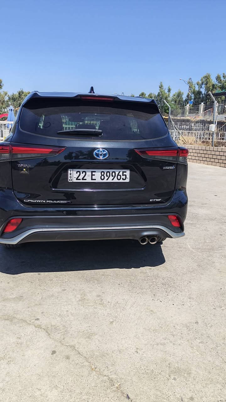 والتأكيد على أن السيارة مكفولة بدون حادث:
👑 تويوتا كراون كلوجر 2023 - Toyota Crown Kluger Hybrid 👑
سيارة عائلية فخمة ومتميزة باقتصادية عالية جداً بالوقود بحالة ممتازة!
الاعتمادية وقلة الأعطال: كأي سيارة من تويوتا، تتميز بقوة التحمل، توفر قطع الغيار، وسهولة الصيانة، بالإضافة إلى الاحتفاظ بقيمتها عند اعادة البيع.
✨ حالة السيارة: مكفولة بدون حادث (بدون صبغ) 🛡️ 🔹 سنة الصنع: 2023 🔹 المسافة المقطوعة (المشي): 48,000 كم 🔹 المحرك: 2.5 لتر هجين (Hybrid) - أداء قوي واقتصاد ممتاز بالبنزين 🔹 نظام الدفع: دفع رباعي ذكي (E-Four) 🔹 الداخلية: جلد أسود فاخر بحالة ممتازة جداً 🔹 السعة: 3 صفوف مقاعد (7 راكب)
الاعتمادية وقلة الأعطال: كأي سيارة من تويوتا، تتميز بقوة التحمل، توفر قطع الغيار، وسهولة الصيانة، بالإضافة إلى الاحتفاظ بقيمتها عند اعادة البيع.
✨ أبرز المواصفات والرفاهية: ▪️ شاشة عدادات رقمية بالكامل 12.3 إنش ▪️ شاشة لمس وسطية كبيرة تدعم Apple CarPlay و Android Auto ▪️ سقف بانورامي عريض ▪️ تكييف أوتوماتيكي ثلاثي المناطق (تحكم مستقل) ▪️ كاميرات رؤية محيطية 360 درجة مع حساسات ركن كاملة ▪️ حزمة أمان متكاملة (رادار أمامي، تحديد مسار، مثبت سرعة متكيف) ▪️ جنوط ألومنيوم رياضية مقاس 20 إنش ▪️ إضاءة LED أمامية وخلفية بالكامل
استهلاك الوقود ومدى التفويلة:
​تعتمد أرقام الاستهلاك على محرك الهجين (2.5L Hybrid) وهو الشائع والمفضل في هذه الفئة:
​معدل استهلاك الوقود: تقطع السيارة حوالي 18 إلى 20 كيلومتر لكل لتر واحد (18 - 20 كم/لتر)، وهو استهلاك ممتاز جداً بالنسبة لسيارة دفع رباعي بهذا الحجم.
​سعة خزان الوقود (التفويلة): تتسع التفويلة تقريباً لـ 65 لتر.
​المسافة التي تقطعها التفويلة الكاملة: عند تفويل الخزان بالكامل، تمشيك السيارة مسافة تتراوح بين 1,000 إلى 1,200 كيلومتر (حسب طبيعة القيادة بين داخل المدينة والخطوط السريعة، واستخدام التكييف).
📍 الموقع: الموصل
💰 السعر: 385 ورقة ($38,500)
📞 للتواصل والاستفسار: •
آسيا سيل: ***********
 • كورك: ***********
