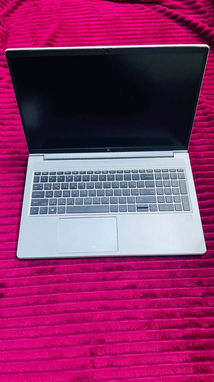 💻 للبيع HP EliteBook 650 G9 — شاشة 15.6 إنچ

جهاز أنيق وعملي، مناسب للعمل والدراسة والتصفح وبرامج الأوفيس والتصميم والاستخدام اليومي.

🔹 الموديل: HP EliteBook 650 G9
🔹 الشاشة: 15.6 إنچ
🔹 المعالج: Intel Core i5-1245U
🔹 الجيل: الجيل 12
🔹 الرام: 16GB RAM
🔹 النظام:  11 Windows
🔹 الفئة: EliteBook — فئة الأعمال من HP

✅ أداء سريع ومستقر
✅ مناسب للأعمال المكتبية والدراسة
✅ مناسب للتصفح وبرامج Office
✅ يشغل Photoshop وبرامج التصميم الخفيفة إلى المتوسطة
✅ شاشة كبيرة ومريحة للاستخدام
✅ جهاز عملي وأنيق

📦 حالة الجهاز: [جيدة جداً]
💾 التخزين SSD: [512GB]
🎮 كرت الشاشة: [Intel UHD Graphic]
🔌 الشاحن: متوفر
💼 جنطة :هدية
  🎁 بالاضافة الى ماوس: هدية 
💰 السعر: [520،000] الف
📍 المكان: [بغداد البلديات]
☎️: ***********
