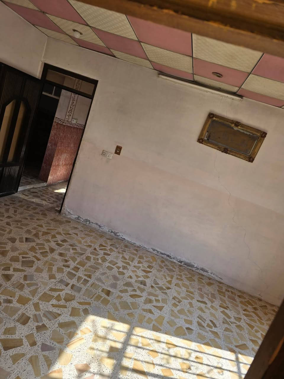 دار الايجار بيت طابق ارضي حي سومر مقابل السوق المساحه 100 متر مربى السعر الايجار 250
غرفه وهول استقبال مشتملات مربى مطبخ 
***********
***********
