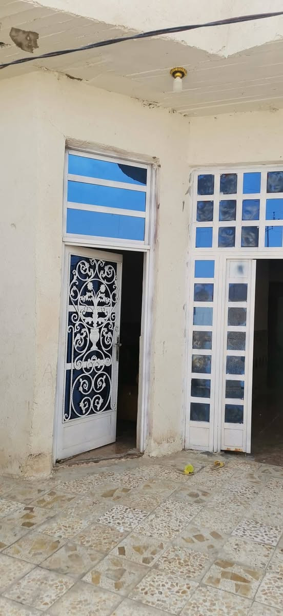 السلام عليكم بيت زراعي للبيع منطقه دور الزراعه مقابيل ال نياز فرع محطه الكوثر مقابيل نهر الوفاء  بي وصل تطويب المساحه ٢٠٠ متر مع فضله مسوينها كراج ٢٠٠ متر قاطين القاط الئول بي غرفتين وصاله كبيره وديوانيه ومطبخ ومنور الطابق الثاني بي غرفتين بس بعده ما كامل للاستفسار ***********
