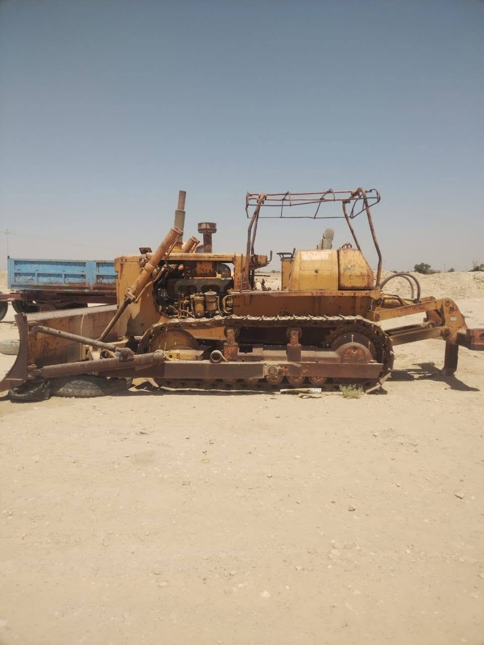 سلام عليكم للبيع بلدوزر حجم٦٥ رقم للاستفسار ***********
