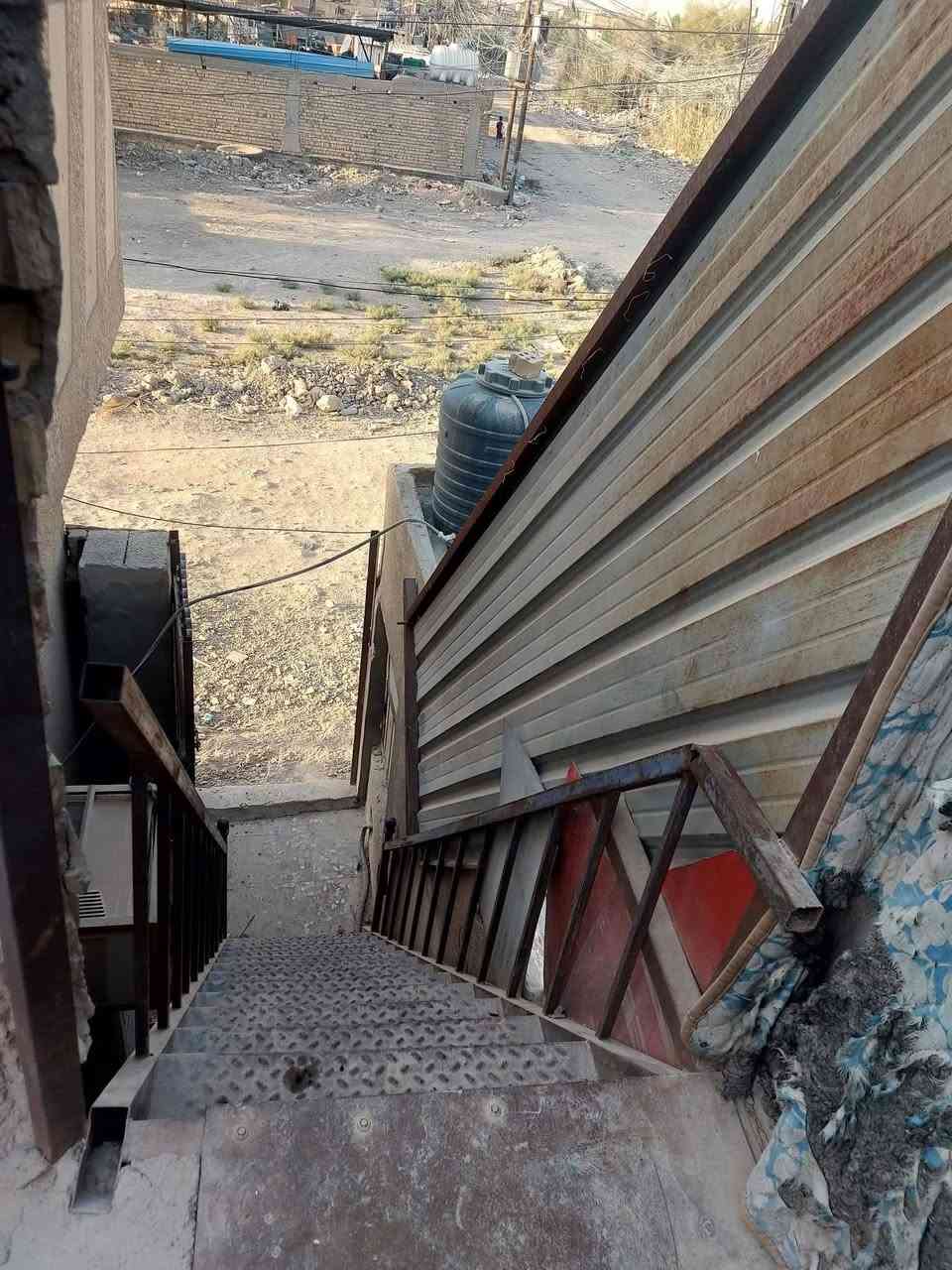 السلام عليكم بيت ركن للبيع مساحه 160متر زراعي منطفه علي الكعبي قرب فلكه المدائن طابقين الطابق الفوك معزول تماما عن الطابق الارضي الطابق الارضي يحتوي على استقبال ومطبخ وغرفتين نوم وصحيات والطابق الفوك غرفتين نوم وصحيات وحولي البيت نظيف وجاهز للسكن وبي محل هم للاستفسار *********** بي واتساب

