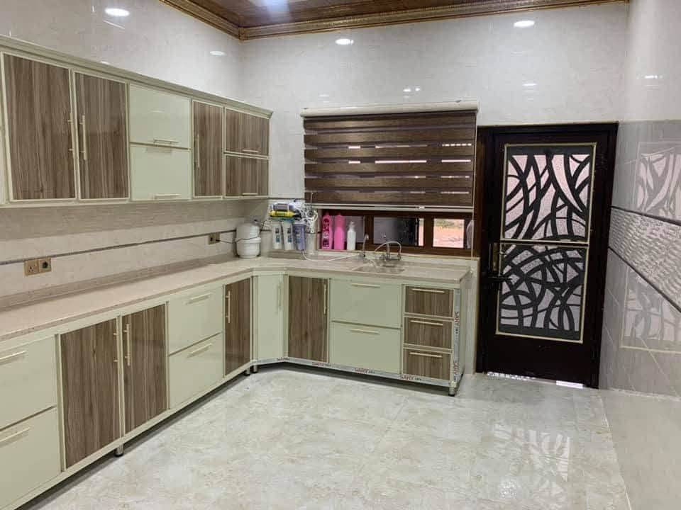 دار للبيع مساحة ٣٢٠ متر واجهة١٦×٢٠  متر تجاوز واقعة في حي الصدر مقابل حي السلام البيت ركن مساحة البيت ٢٠٠متر مع الممر من الجانبين حديقة خارجية ١٢٠ متر 
البيت نظام تبريد مركزي ( دكتات) فول سيراميك يحتوي على غرفتين نوم ٥×٤ + استقبال ٦×٤ × مطبخ حار و مطبخ بارد + هول ٧×٤ متر 
+ كراج كبير للسيارة +بيتونة كبيرة 
البيت بناء جديد لا يتجاوز ٦ سنوات نظيف بمعنى الكلمة للتواصل رقم الهاتف ***********
