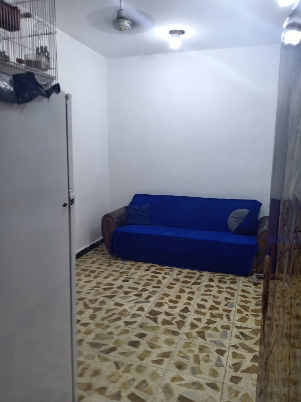 بيت 60 متر يحتوي على ثلاث غرف وحمامات اثنين فوك وجوة وغرفة جوة وغرفتين فوك يحتوي على جميع الخدمات موقعة جيد على شارع سوك2 ومولدات 2 وراس الفرع صيدليه واسواق وعيادة بيطرية موقع سوك اربع الاف قرب عيادة البيطرية للستفسار ***********
