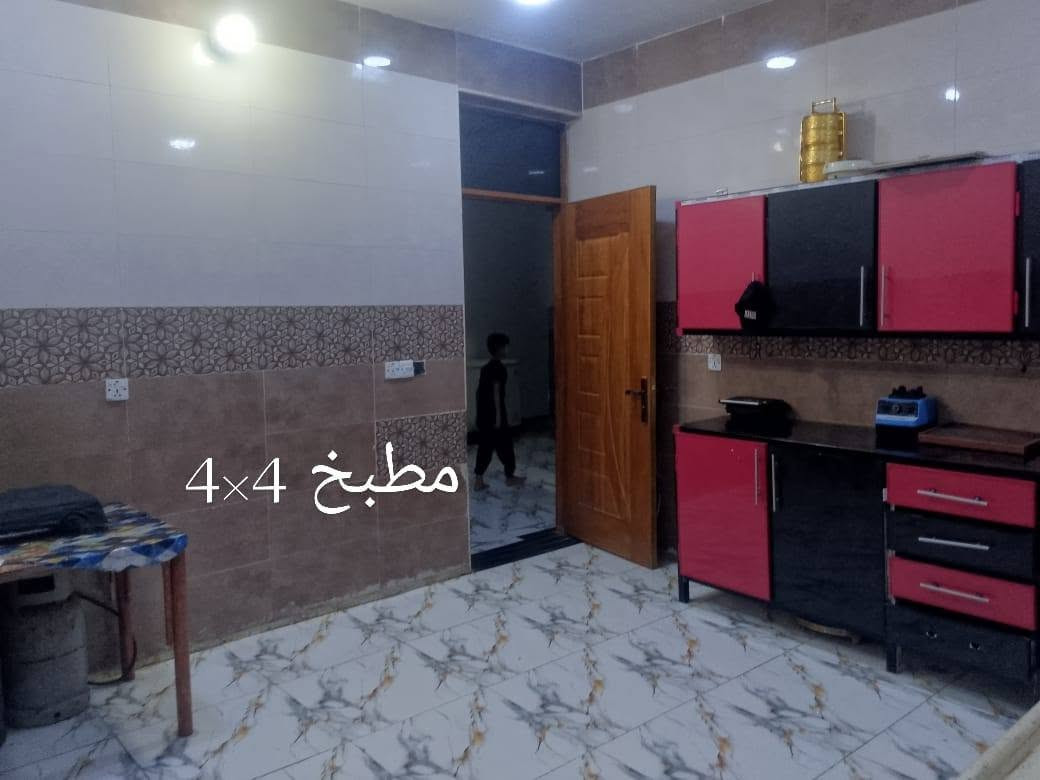 سلام عليكم بيت للبيع قرب مدرسه المسار مساحته 180متر
زراعي سند 25 مع محل بالبيت مع استقبال مطبخ صاله وغرفتين سطح شتايكر بناء بلوك وبيتونه وستاره طابوك 
مطبخ والحمام سيراميك ارضيه سيراميك ومنورين 
السعر 70وبي مجال للاستفسار ***********موجود واتساب هم
