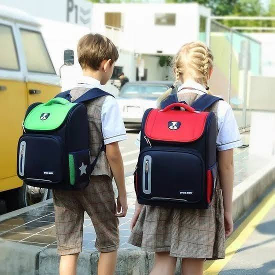 حقيبة ظهر مدرسية أرثوبيدية الباندا للأطفال مضادة للماء للبنين والبنات 🎒

اجعل طفلك يبدأ عامه الدراسي براحة وأناقة مع هذه الحقيبة المدرسية الأرثوبيدية المصممة خصيصاً لتناسب الأطفال في المرحلة الابتدائية. توفر دعماً مثالياً للظهر بفضل تصميمها المريح، مع خامات عالية الجودة ومظهر ممتع للأطفال.

المميزات: ✅
✔️ تصميم أرثوبيدي مريح: يساهم في حماية ظهر الطفل وتحقيق توزيع متوازن للوزن.
✔️ مناسبة للبنين والبنات: تصميم موحد (Unisexe) بنقشة لطيفة من آثار أقدام الحيوانات.
✔️ مقاومة للماء: خامة نايلون قوية ومضادة للماء لحماية المحتوى.
✔️ عملية وسهلة الاستخدام: مزودة بسحاب + قفل للتأمين.
✔️ سعة مثالية: مناسبة للكتب، الأدوات المدرسية، وزجاجة الماء.

تفاصيل الحقيبة🔥
الحجم: 43 × 30 × 15 سم
الوزن: حوالي 0.65 كغ
المادة: نايلون مقاوم
نوع الإغلاق: سحاب +قفل

السعر 15  الف
قطعتين ب 27 الف 
وتساب ***********
🚘يوجد خدمة توصيل لجميع محافظات العراق ٤ الاف🚘
