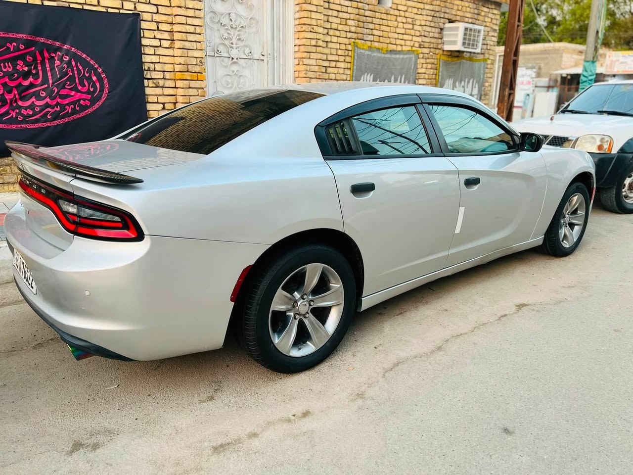 السلام عليكم 
جارجر 2016 اصل رقم انكليزي بسمي سنويه جديده تحويل مباشر جاهزة من كلشي مكينه 3600 مكفوله كير 1000 مكفول تبريد ثلج حداديه جديده تخم تاير جاهزه السيارة حادثه جاملغ وبنيد وبيه صبغ حزام اثر جراد كفاله من الكص والعيب الشرعي توو ويل شاشه جبيره دواخل نضيفه مكان السياره ناصريه مركز سعرها 138 وبيه مجال ***********
