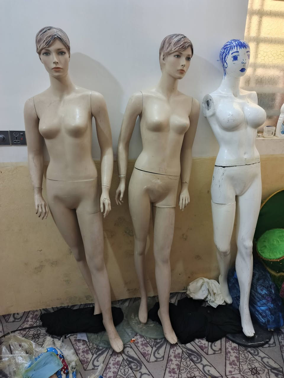 سلام عليكم لعبات العرض الملابس سعرهن كلهن ب100 الف ***********
