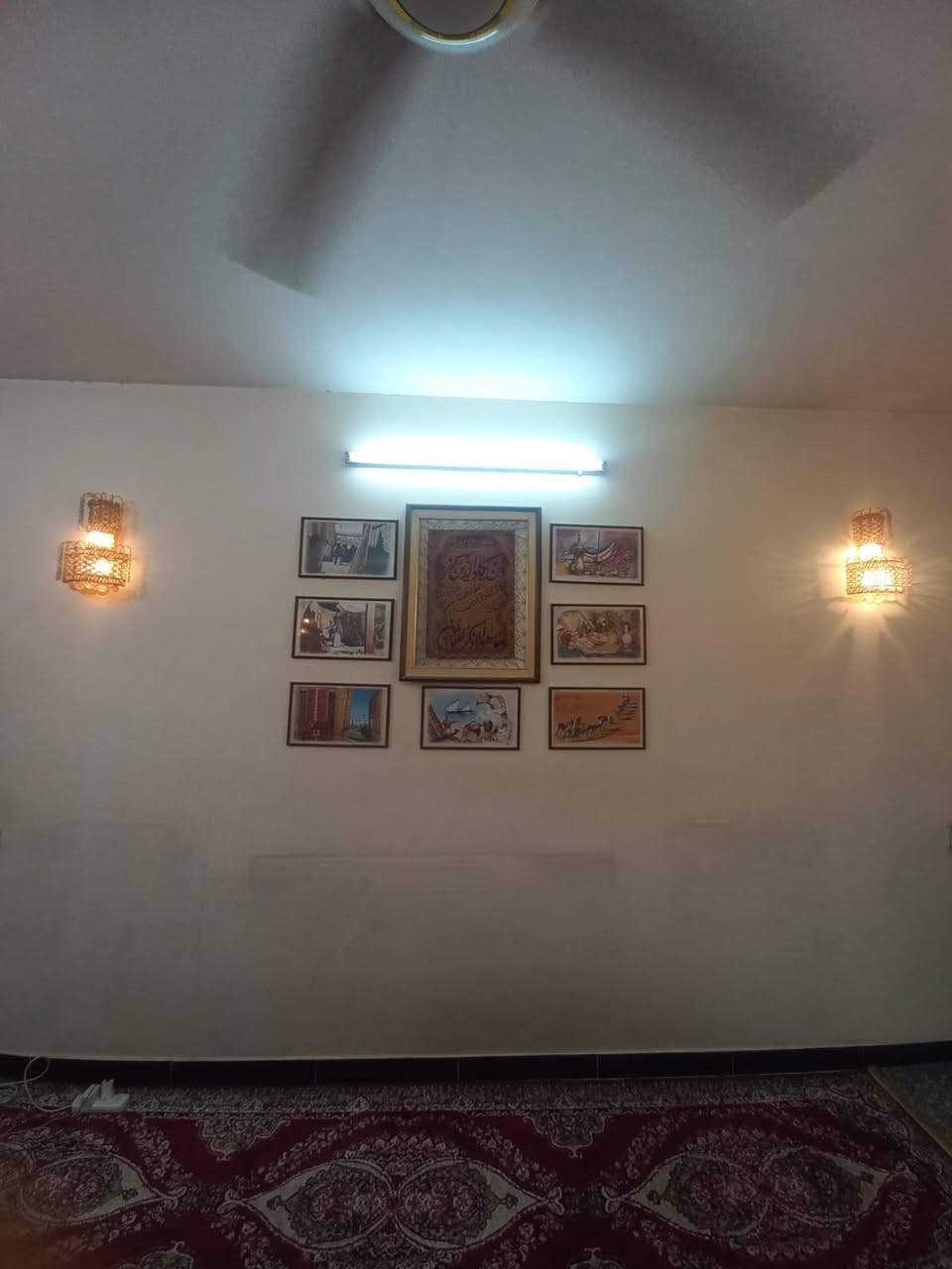 السلام عليكم
ثريات عدد 2
 مع 4 براكيت حائط 
وصور جداريه 
السعر كامل 250 الف 
للاستفسار التواصل على هذا الرقم 
***********
