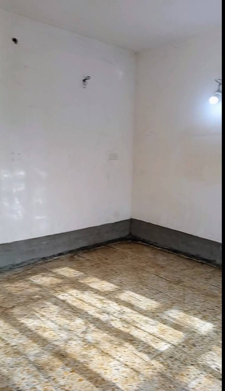 🏠  فرصة بيت للبيع العاجل..  بسعر أرض   
بيت 100 متر يصلح (حسينية، مبيت مواكب، مخزن، أو سكن) في كربلاء  🏠
📍 الموقع: حي الحوراء - نزلة القاضي (عامود 37) قرب أسواق آدم مباشرة .
📐 المساحة والبناء: 100 متر مربع (بناء كونكريت مسلح، طابق أرضي كامل ونظيف وجاهز للاستخدام الفوري)  .
🧱 التقسيم الداخلي: غرفتين، صالة واسعة، منور، حمام ومرافق صحية، مع درج داخلي.
 ميزة السعر: العقار معروض للبيع العاجل وبسعر تصفية أرخص من قيمة أرض فارغة بالمنطقة لقربه العالي من طريق المشاية .
📜 السند: سند 25 إقرار محكمة، والتحويل مباشرة باسم المشتري 
السعر : 70 مليون دينار عراقي كاش .
📞 للاستفسار والتواصل مع المالك مباشرة رقم الهاتف: ***********
