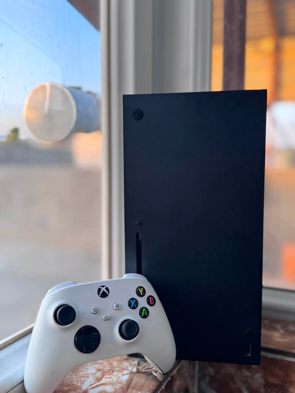 🎮 للبيع: Xbox Series X 🎮
 الموديل: 2021
 الحالة: الجهاز نظيف جداً، فُقط من الداخل للتنظيف فقط وخالي من أي مشاكل نهائياً.
📦 الملحقات:
 الكرتون الأصلي (ملاحظة: الكرتون متضرر قليلاً)
 اليد الأصلية (البلادي)
 كيبل الطاقة و HDMI
🚚 التوصيل والشروط:
 يتوفر توصيل لجميع الأماكن.
 ⚠️ ملاحظة: عند الحجز، يتم أخذ مبلغ بسيط كعربون.
📞 للجادين يرجى مراسلتنا على الواتساب:
***********
