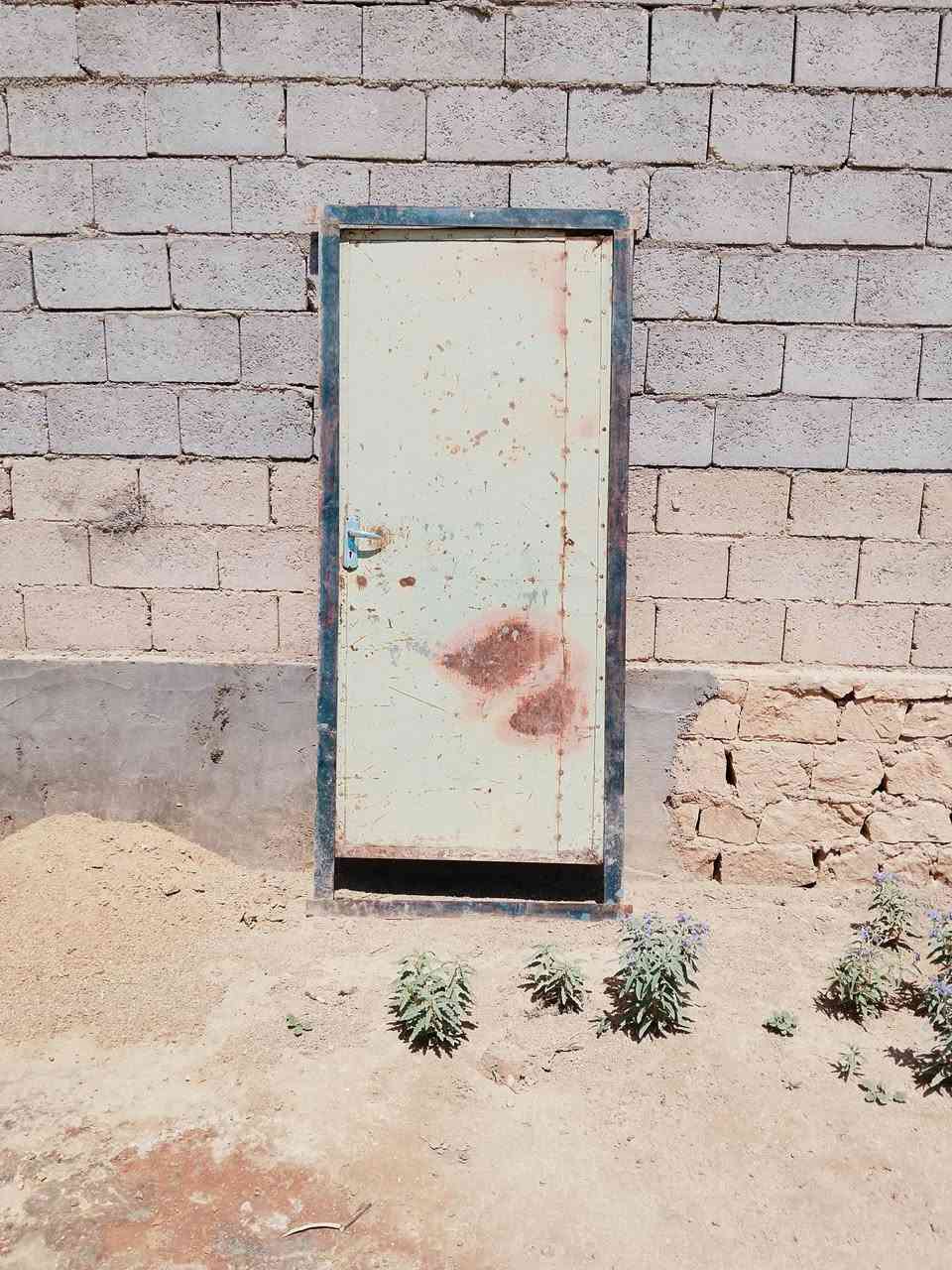 سلام عليكم بابين واحد ثقيل وثاني.   واضح بصوره   للبيع.    تواصل ***********   مكان سعده  ثنينهن. وصلن 50 وصلن ؟
