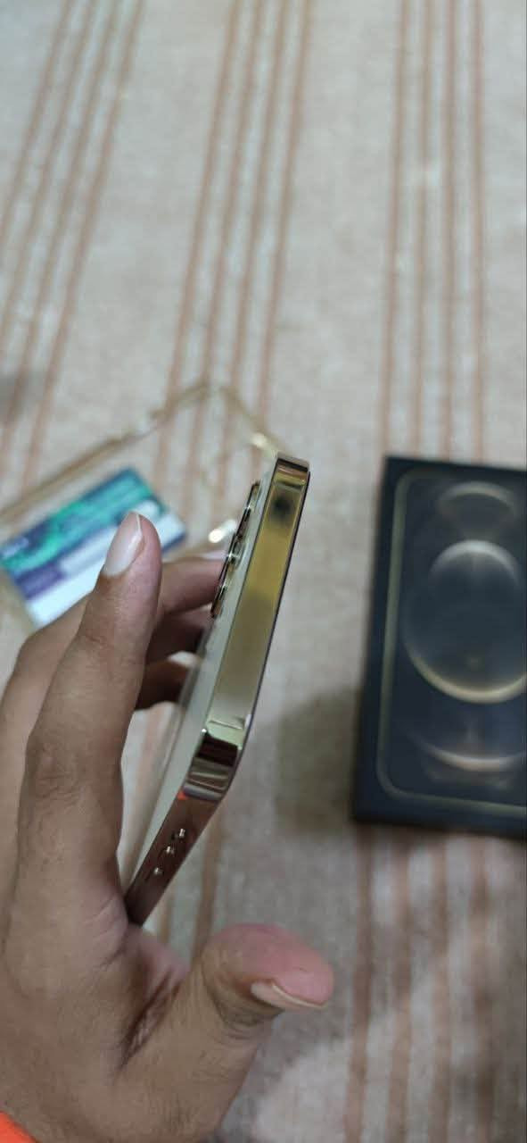 ايفون ١٢ برو ماكس ماستر شرق اوسط شرط A/A كاردون او جميع الملحقات موجوده شرط (الابره الشريحه و لزكه ابل موجودات مثل ماموضح بل صور) 
جهاز بي بطر بل ظهر ماله علاقه بل جهاز طبيعي ١٠٠٪؜ + وتر برو شحن لاسلكي 

البطاريه ٧٨ 

اخوان الجهاز شخصي
بسبب عملي او ماحب اغير تلفون اشتريته بل ٢٠٢١ لحد هذا اليوم محافظ عليه 

ذاكره ٢٥٦ 

مكاني الطويسة

***********

متوفر واتساب وتصال 

السعر ٥٥٠ بي مجال للطيبين قليل

نص مكتوب في الصور:
- السوق المفتوح OpenSooq
- ٣:٥٣
- حول
- الاسم
- iPhone
- إصدار iOS
- 26.6.1
- اسم الطراز
- iPhone 12 Pro Max
- رقم الطراز
- MGDE3AA/A
- الرقم التسلسلي
- G0NFX2W50D55
- انتهت صلاحية التغطية
- سجل تاريخ القطع والخدمة
- الأغاني
- الفيديوهات
- ٢٦٣
- حالة البطارية والشحن رسالة مهمة حول البطارية حالة بطاريتك متدنية جدًّا. يمكن أن يبدل أحد مزودي خدمة Apple المعتمَدين البطارية لاستعادة الأداء والطاقة القصويين. العثور على خيارات الخدمة... الحد الأقصى للقدرة ٧٨٪ هذا قياس لقدرة البطارية مقارنة بقدرتها عندما كانت جديدة. قد تتسبب القدرة المنخفضة بتقليل ساعات الاستخدام بين عملية الشحن والأخرى. أقصى قدرة للأداء ستساعد الأنظمة المضمنة في النظام والمكونات في تخفيف آثار الأداء التي قد تلاحظها أثناء التقدم الكيميائي في عمر بطارية iPhone.