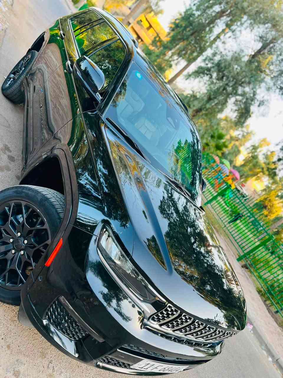 اعلى مواصفات واعلى فئة بل جيب كراند شيروكي سومت 1/1
موديل 2024

المحرك : V6. 3.6L .

العداد 5000 mi 

مقاعد 7 راكب 

رقم : بدون رقم

لون : اسود

فول موصفات اعلى شيء 1/1 

دفع رباعي 4x4

  نظام تعليق هوائي (جكات).

  قيادة ذاتية عند المنعطفات.

  رادار امامي مع مانع تصادم .

  .

  تحذير الخروج عن المسار .

  مستشعر نوم السائق مع نظام التوقف الآلي

  تحذير النقطة عمياء ٥ .

  نظام تحذير عند التقاطعات.

  نظام تحذير عند تجاوز السرعة المحددة.

  

‏

  نظام تقليل الضجيح داخل المقصورة.

  إنارة محيطية.

  شاحن موبايل وايرلس.

  تعديل وضعيات مقود السائق كهربائيا.

  مرايا تعتيم ذاتي.

  المرايا الجانبية قابلة للطي كهربائيا

مرايا الجانبية فاد

ظام الصوت من ماكنتوش مع 19 سماعة.

ويل قياس 21 انج .

* سقف بانوراما .

  شاشه كبيرة 10.1 انج .

  شاشة للراكب الأمامي .

  نظام الخرائط (GPS) .

  عرض خرائط الطريق على لوحة القيادة.

  لوحة القيادة بقياس 12 أنج.

  4 كاميرات خارجية مع بخاخات ماء للتنظيف.

 

  

  المصابيح الأمامية زنون .

  كشافات الضباب زنون .

  دخول ذكي.

  بصمة على 5 ابواب للدخول الذكي.

  تشغيل عن بعد .

  الصندوق الخلفيي كهربائي .

  فتح الصندوق الخلفي مع حركة القدم.

أقل

 

  اضافات من الخشب الطبيعي للمقصورة الداخلية.

  ذاكرة لحفظ وضعيات الجلوس للمقاعد الأمامية

  مساج للمقاعد الامامية .

  المقاعد الأمامية كهربائية .

  المقاعد الأمامية تبريد وتدفئة .

  المقاعد الخلفية تدفئة وتبريد .

  ستائر للشبابيك الخلفية.

  انارة داخلية LED متعددة الالوان .

  حساسات امامية وخلفية .

  7 راكب.

  مكيف خلفي مع وحدة تحكم منفصلة .

  تدفئة مقود القيادة.

  مانع تصادم خلفي .

  بلوتوث تلفون .

  محدد سرعة .

  نظام التشغيل والاطفاء الاوتوماتيكي 

  مكيف خلفي مع وحدة تحكم منفصلة .

  تدفئة مقود القيادة.

  مانع تصادم خلفي .

  بلوتوث تلفون .

  محدد سرعة .

  نظام التشغيل والاطفاء الاوتوماتيكي .

  نظام بريك اوتماتيكي

وبعد هواي مواصفات ما مذكورة . 

حادثها  بنيد وجاملغ امامبي نفس لون ابلادي  بدون دواخل  وصبغ جاملغ خلفي صبغ

رقم صاحب السيارة 

***********

السعر 30000$
