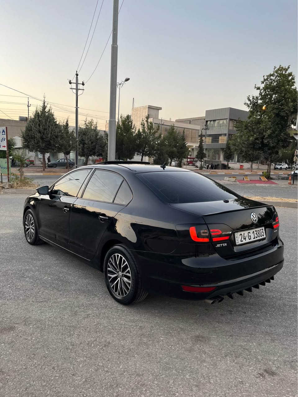 jetta 2012 xalije 

ڤۆلکسواگن جیتا خەلیجی
رەنگی رەشی قەتران 
مەکینە ٢٠ بێ تۆربۆ 
فول مواصفات 
سلایت - شاشە - حساس پێش و پشت - تەبرید لەمس - تەبرید مەرکەزی - گێر ئۆتۆماتیک 

سەیارەکە بێ مەسروفە جاهیزە 

گێر و مەکینە و بەناوکردن و غرامە بە شەرتە 

٣ پارچە بۆیاغە 
چاملغ+چاملغ+دەرگا 
٢ نیو دۆسە سبوغە
٢ تەعدیلی هەیە 

٢٠٠،٠٠٠ کم رۆشتوە 

سعری ٨٤ وەرەقە و مەجالی کەمی فرۆشتنی تێدایە 

***********
کۆرەک - واتساپ شقلاوة, أربيل
