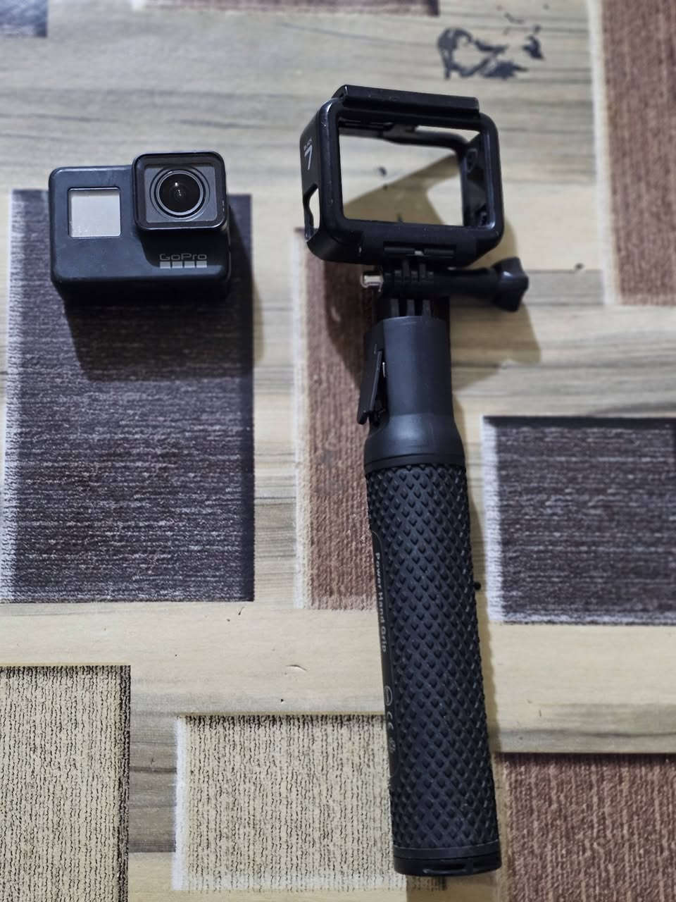 للبيع كامرة جوبرو 7 
دقة الفيديو: تصور بدقة تصل إلى 4K بمعدل 60 إطاراً في الثانية، وبدقة 1080p حتى 240 إطاراً للحركة البطيئة.دقة الصور: تلتقط صوراً ثابتة بدقة 12 ميجابكسل.مانع الاهتزاز: تحتوي على تقنية HyperSmooth لتثبيت الفيديو ومنع الاهتزاز بشكل احترافي بدون الحاجة لحامل إضافي.مقاومة الماء: مقاومة للماء لعمق يصل إلى 10 أمتار (33 قدماً) دون الحاجة لغطاء حماية خارجي.الشاشة: شاشة لمس بحجم 2 بوصة لسهولة التحكم في الإعدادات.المميزات الذكية: دعم تصوير الفاصل الزمني المتطور TimeWarp، الأوامر الصوتية، وإمكانية البث المباشر

نضافتة ٩٥ قليل الاستخدام 
استعمال شخصي 
وياها كفر حامل باور 
يعني هم درع حماية الها و هوه باور وتجي بي قاعدة ينشد على استان

السعر ١٧٥ مو شراي لا تعبني ولا تدل خاص 
***********
