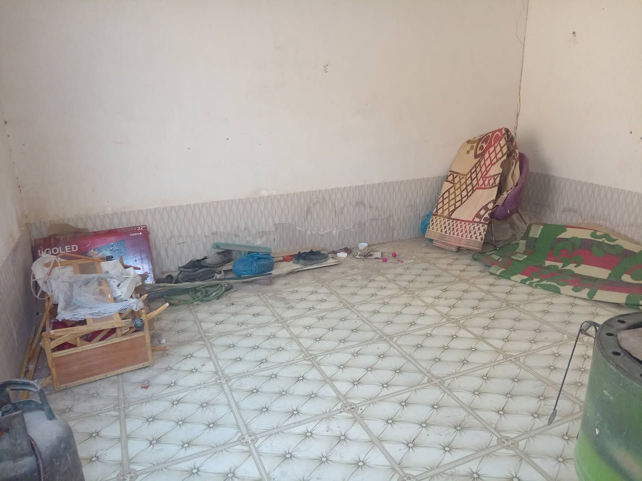 بيت للبيع زراعي مساحه ١٠٠م زديناويه حي الرحمن وبي فضله لكدام متر شارع مولد ال جادر بي ستقبال وصاله ومطبخ وغرفه وصحيات وكراج سعره ٣٠ للاستفسار اتصل ***********
