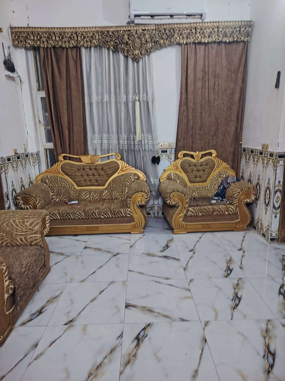 سلام عليكم
بيت للبيع الشافعيه حي الزهراء 
يبعد عن طريق زوار 300م 
واجهيت البيت متنزه 🏞
بنيان جديد ***********📞
